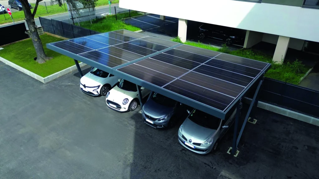 Vue drône d'une ombrière photovoltaïque abritant 4 véhicules et produisant de l'énergie